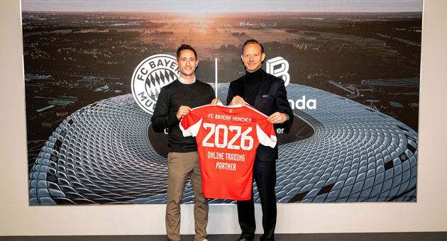 Bitpanda verlängert Partnerschaft mit FC Bayern - Dominik Beier (r.) von Bitpanda und Rouven Kasper vom FC Bayern bei der Bekanntgabe der verlängerten und erweiterten Partnerschaft – Foto: Bitpanda