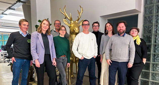 Zum goldenen Hirschen wirbt für Umweltzeichen Blauer Engel - (v.l.) Johann Eggert (ZgH), Jette Reifegerste (ZgH), Janine Braumann (UBA), Wolfgang Lang (RAL gGmbH), Ingo Strube (BMUV), Alexander Lang (ZgH), Xenia Mur'ye (ZgH), Sascha Tegtmeier, (ZgH), Katja Schnabel (ZgH) – Foto: ZgH