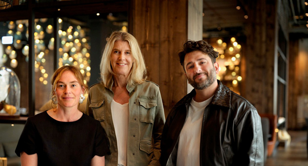 Motel One setzt mit neuer europaweiter Markenkampagne auf Stadterlebnisse - Haben den neuen Motel-One-Auftritt auf die Startrampe geschoben (v.l.): Kristina Bonitz (Serotonin), Susan Schramm (Motel One), Reza Ramezani (Circus Ramezani) – Foto: Ralph Baiker