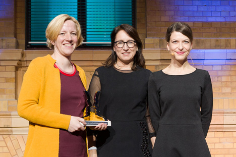 Super an der Spree, Boy, Heimat und Castenow gewinnen beim Politik-Award - Die Boy-Geschäftsführerinnen Stefanie Giese (l.) und Bärbel Boy (m.) gewannen in der Kategorie 'Kampagne von Bund, Ländern und Gemeinden' (Foto: Peter-Paul Weiler)