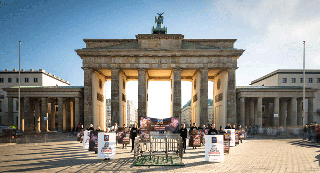 Die Tierschtzer:innen von Animal Equality protestierten am 18. Oktober 2023 in Berlin gegen die Zuliefererpraktiken von Aldi Sd in den USA  Foto: Animal Equality