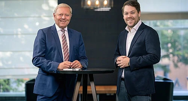 Eqolot bekommt neuen Hauptgesellschafter - BRAWO-Chef Jürgen Brinkmann (links) und Eqolot-CEO Jan Homann freuen sich über den gelungenen Dea l- Foto: Matthias Hofmeister