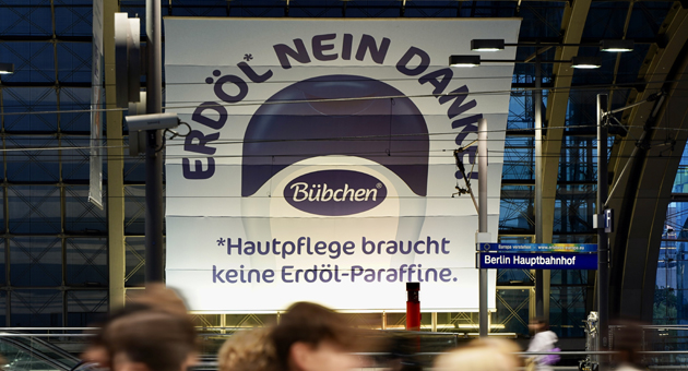 Bübchen verzichtet auf Erdöl - Ein Mega-Poster am Berliner Hauptbahnhof soll für breite Aufmerksamkeit sorgen - Foto: Antoni_Jellyhouse