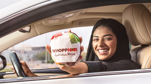 Frauen in Saudi-Arabien erhalten bis zum 24. Juli 2018 einen gratis WhoppHer (Foto: Burger King)