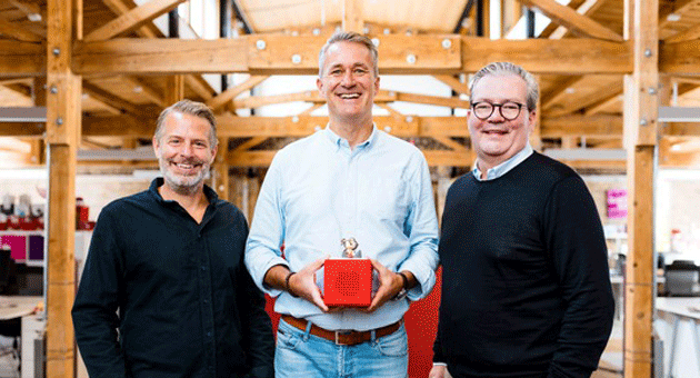 Die tonies-Grnder Patric Fabender und Marcus Stahl bergeben ihre operativen Aufgaben an den neuen CEO Tobias Wann  Foto: tonies SE