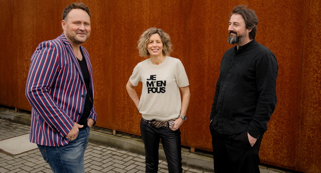 Castenow schlägt neues Kapitel im Employer-Storytelling auf - (v.l.) Castenow Geschäftsführer Jörg Wolf und Sabine Castenow sowie Castenow Karma Geschäftsführer Peter Johannes – Foto: Jule Dissmann / Castenow