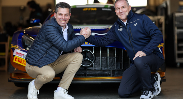 Deutsche Tourenwagen Meisterschaft auf der ganz großen Leinwand - Der Cinestar-Geschäftsführer Michael Strohmenger (li.) und ADAC-Motosportchef Thomas Voss besiegeln die neue Partnerschaft zusätzlich noch einmal mit hanseatischen Handschlag - Foto: ADAC/DTM