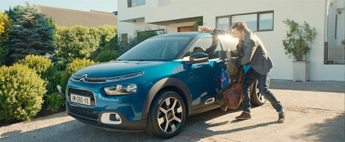 Citroën und Traction inszenieren den C4 Cactus cool und komfortabel - Eile in der Morgenroutine: Im neuen Citroën-Spot ist ein Vater zu sehen, der seine Kaffetasse unbeschadet dirch die Stadt kutschiert (Foto: Citroën)