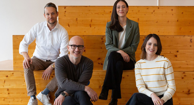 Civey rettet sich mit neuen Investoren aus der Insolvenz - Das Civey-Team (v.l.): Jöran Reinel, Gerrit Richter, Charlotte Weber und Janina Mütze - Foto: Civey / Rica Rosa
