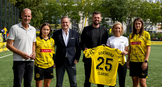 Premiere: Clarins und BVB schließen Partnerschaft - Zum Saisonstart waren erstmals die erste und zweite Frauenmannschaft bei Heim- und Auswärtsspielen im Clarins-Outfit zu sehen - Foto: BVB