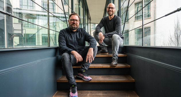 Aye Cofalka (links) und Andreas Kiesel bauen das JvM TECH-Office in Berlin auf - Foto: JvM 