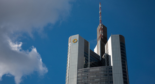 Commerzbank wechselt die Media-Agentur - Der Commerzbank Tower in Frankfurt - Foto: Julia Schwager