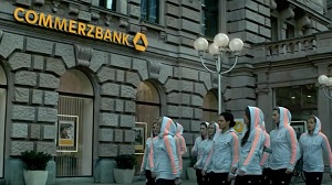 Commerzbank und thjnk werben mit der Frauen-Fußballnationalmannschaft im TV - Die DFB-Frauen joggen zur Commerzbank-Filiale in Frankfurt (Foto: Screenshot)