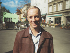 Digitales Storytelling: WienTourismus startet Webserie 'Vienna Now' - Moderator Chris Cummins führt durch Wien (© SLASH / WienTourismus)