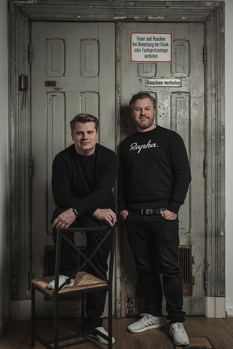 PR-Partnerschaft: Xiaomi Deutschland setzt auf Customized Whatever - Daniel Plötz und Patrick Gust habnen die Agentur 'Customized Whatever' 2019 gegründet und betreuen derzeit nationale und internationale Etats, darunter AVT plus media service oder Xiaomi. (Foto: Customized Whatever)