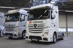 Neue Flotte an Trucks des Mercedes AMG Petronas Formel 1-Teams (Foto: Daimler)