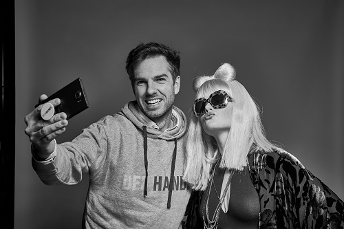 brandtouch und DeinHandy gehen mit Super-Nerd, Fashion-Bloggerin, Knacki, Dominator & Co. on air - Der DeinHandy-Gründer und -CEO Robert Ermich alberte beim Dreh zum Spot mit den Darstellern hinter den Kulissen herum (Foto: DeinHandy)