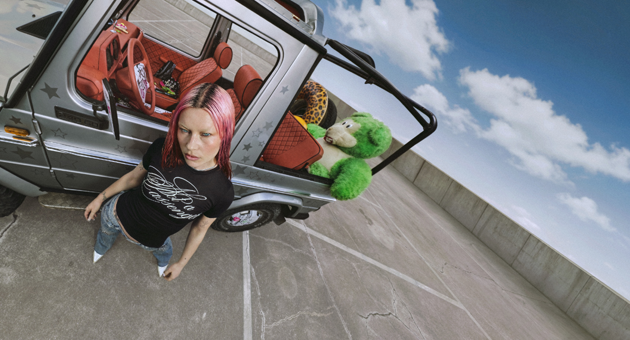 Telekom verbindet Gen-Z-Kampagne mit Electronic Beats und Wet Leg - Rhian Teasdale von Wet Leg ist das Gesicht der internationalen Telekom-Kampagne „Not a Passanger“ - Foto: Charlie Engman