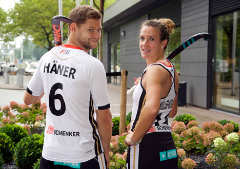 DB Schenker ist neuer Premium-Partner des Deutschen Hockey-Bunds - Nationalspieler Martin Häner und Janne Müller-Wieland im neuen DB-Schenker-Trikot (Foto: DB Schenker)