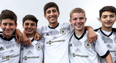 Mutabor gestaltet neuen Auftritt für 'Die Mannschaft' - Zum Confed-Cup schrieb Mutabor "Die Mannschaft" in kyrillischen Lettern auf die Trikots (Bild: DFB)