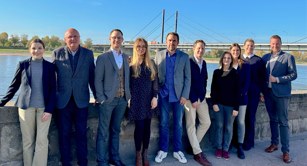 Markenzeichen-Gruppe gibt Agentur-Zukauf bekannt - Zusammenwachsen am Rhein – Die Teams von DJM und Markenzeichen freuen sich auf die gemeinsame Zukunft (v.l.): Sarah Lynch, Bodo Kirf, Kai-Nils Eicke, Samira Akhmedisheva, Jörg Müller-Dünow (mz), Max Bimboese (mz), Jennifer Oborny (mz), Marie Heßling, Katrin Vogelsang und Thomas Blumenhoven - Foto: Markenzeichen