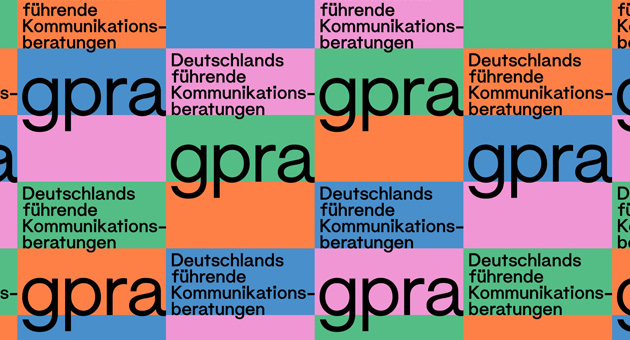GPRA mit neuem Look und neuer Positionierung - Das neue Verbandslogo der Wortmarke "gpra" steht auf wechselnden Farbflächen – Foto: GPRA / Karl Anders