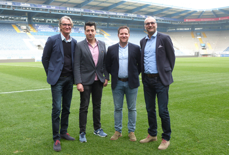 Arminia Bielefeld wechselt von Sport-Saller zu Joma - v.l. Martin Kollenberg (Senior Director Team Arminia Bielefeld bei Lagardère Sports Germany GmbH), Alfonso Flores Pena (Sponsorship Manager bei Joma), Jorge Parro (Vertriebsleiter Deutschland bei Joma) und Gerrit Meinke (Geschäftsführer der DSC Arminia Bielefeld GmbH & Co. KGaA); (Foto: DSC Arminia Bielefeld)