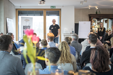 New Work: DWFB lädt zum Barcamp ins Sauerland - Das erste BeuteBarCamp 2019 beschäftigte sich mit Herausforderungen der Arbeitswelt von morgen - moderiert wurde die Veranstaltung vom BarCamp-Profi Dennis Meding (Fotos: DWFB)
