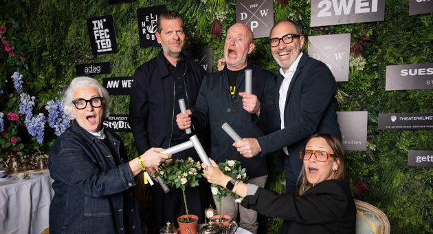 Heimat und Hornbach: Ein Projekt ohne Drama - Die großen Gewinner des Abends waren HeimatTBWA und Hornbach - Kerstin Heffels und Guido Heffels (mi.), eingerahmt von seinen Kunden und Vera Portz (Tempomedia), die die Hattos stellvertretend für die Produktion in Empfang nahm - Foto: Andreas Schlieter