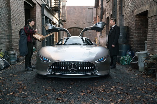 Barry Allen alias The Flash und Bruce Wayne alias Batman fahren im 'Justice League'-Film in einem Mercedes-Benz AMG Vision Gran Turismo(Foto: Clay Enos/Warner Bros. Pictures)
