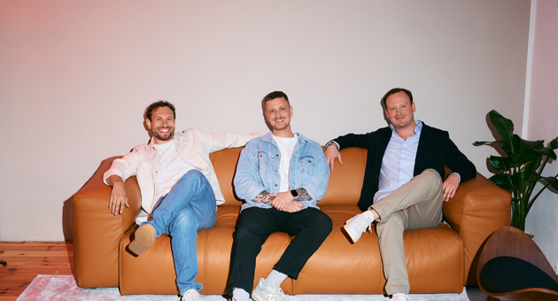 Brainpool-Gründer setzt auf Start-up im Branded Entertainment - Die Führungsriege des im Mai gestarteten Unternehmens für Brandes Entertainment (von links): Co-Geschäftsführer Dominique Curtis Daly, VP Operations Martin Lohmer und Co-Geschäftsführer Fritz Grabosch – Foto: Marvin Ruppert
