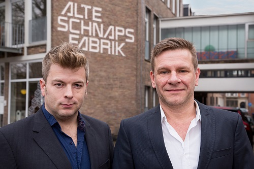 Deichblick expandiert nach Berlin und München - Claas Premke und Björn Upadek (vl.) vor ihrem Büro in der Alten Bremer Schnapsfabrik (Foto: Deichblick)