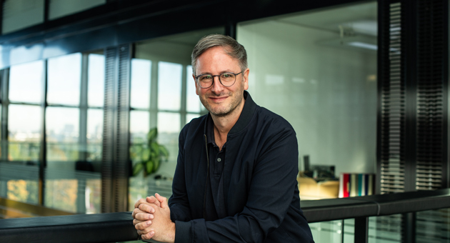 Süddeutsche Zeitung baut Chefredaktion aus - Der bisherige Chefreporter Roman Deininger soll zum Stellvertretenden Chefredakteur der Süddeutschen Zeitung befördert werden – Foto: Niklas Keller