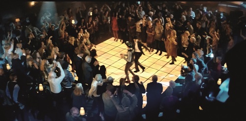 Deka Investments und Scholz & Friends legen eine flotte Sohle aufs Parkett - Im neuen Deka-Spot liefern sich die Berliner Stilikone Günther Krabbenhöft und der YouTuber JustSomeMotion ein Tanzduell (Foto: Scholz & Friends)