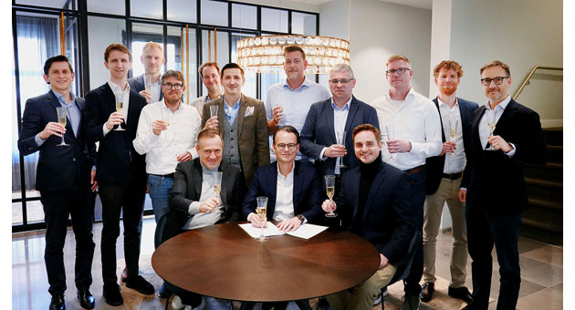 E-Commerce-Spezialist Strix schaltet auf Expansion - Ein Prost auf den gelungen Einstieg von Delta bei der Strix Group - Foto: Strix