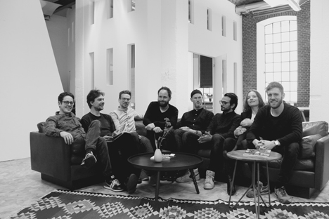 Demodern eröffnet Büro in Hamburg - Das Demodern-Team in der Hansestadt (v.l.): Christopher Brinkmann, Nico Zimmermann (aus dem Kölner Büro), Florian Gläser, Tobias Soffner, Robert Girvin, Alexander El-Meligi, Sonja Conradi, Kjell Wierig (Foto: Demodern)