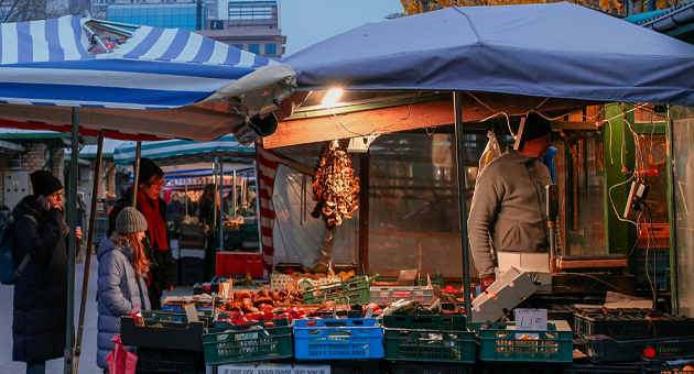 Wirtschaftliche Stimmung in Deutschland: Eine Analyse der Dentsu EMEA Navigator Studie Q2 2025 - Die Deutschen kaufen Waren für den täglichen Bedarf nach wie vor am liebsten diekt im Laden oder auf dem Markt - Foto: Maryna Seradzenka on Unsplash