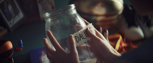 VCCP Berlin präsentiert Erstling für ING-DiBa - Im neuen ING-DiBa-Spot spart ein kleiner Junge und Dirk Nowitzki-Fan für einen Flug nach Dallas (Foto: Screenshot YouTube/ING DiBa)