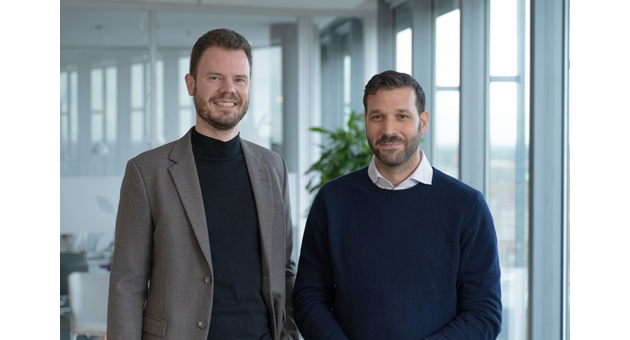 Serviceplan-Tochter hmmh AG eröffnet Büro in Zürich - hmmh-Managing Director Bastian Dietrich (links) hat Marvin-Sebastian Karácsony die Führung der neuen Niederlassung in Zürich übertragen - Foto: hmmh