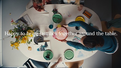 Dr. Oetker und BBDO bringen Familien an einen Tisch - Dr. Oetker kommuniziert gemeinsam mit seiner Lead-Agentur BBDO sein neues Marken-Statement. Herz der Kampagne ist ein Film, der das Familienleben rund um ihren Tisch zelebriert. (Bild: BBDO)
