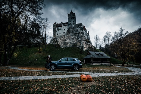 Faktor 3 schickt Influencer im Porsche auf Vampirjagd - Unterwegs in Transsilvanien: Influencer Sebastian Canaves wandelt mit Porsche auf den Spuren von Graf Dracula (Foto: Porsche)