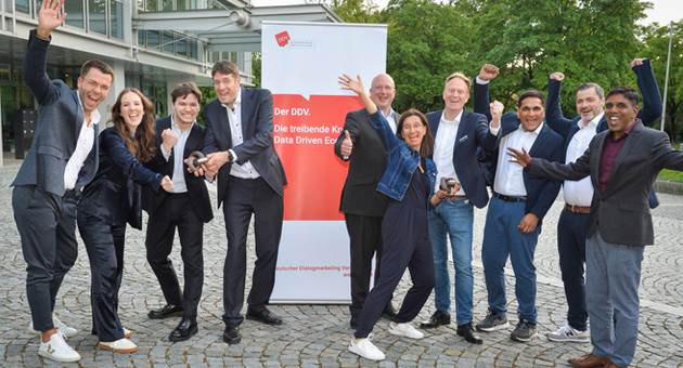 R+V Versicherungen und Rohde & Schwarz gewinnen den Eddi 2024 - Die diesjährigen Eddi-Gewinner (v. li.): Philipp Geusendam, Sina Katharina Bohn, Eldin Thomas, Ralph Langner (R+V Versicherung), Martin Nitsche (DDV), Christine Freiberger-Huber, Markus Nowatius, Kaylan Nallapaneni, Ullrich Mitterweier, Praveen Tunki (Rohde & Schwarz) - Foto: SUCCUS I Wirtschaftsforen