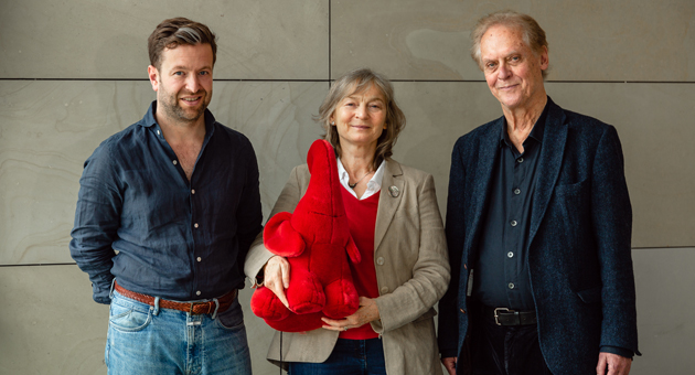 Edel übernimmt Hörbuch-Verlag Jumbo - Arbeiten künftig unter einem Dach zusammen: Edel-CEO Jonas Haentjes (li.), Jumbo-Geschäftsführerin Gabriele Swiderski und Jumbo-Programmleiter Ulrich Maske - Foto: Timo Jäger