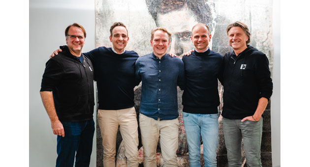 Embrace übernimmt die Lern-Plattform Vocanto - Freuen sich auf die künftige Zusammenarbeit: (v.l.n.r.): Christian Hansmann (CFO von Embrace), Stephan Hansen (Mitgründer Vocanto), Felix von Zittwitz (CEO bei Ausbildung.de & Vice President Verticals bei Embrace), Johannes Schulte (Mitgründer Vocanto) und Gero Hesse (CEO von Embraco). - Foto: Grubenglück / Embrace