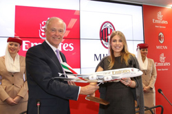 Emirates bleibt beim AC Mailand an Bord - Tim Clark, Chef von Emirates Airline, und Barbara Berlusconi, Präsidentin des AC Mailand; © Emirates