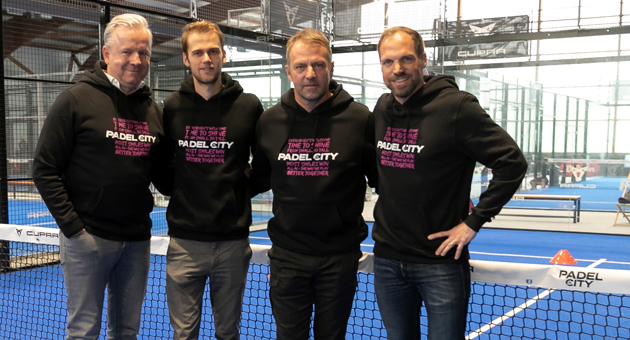 Ehemalige P7S1-Manager gründen Padel-Tennis-Anbieter - (v.l.) Marcus Englert, Jonathan Sierck, Hansi Flick und Sebastian Weil wollen Padel-Tennis in Deutschland groß machen - Foto: TPC