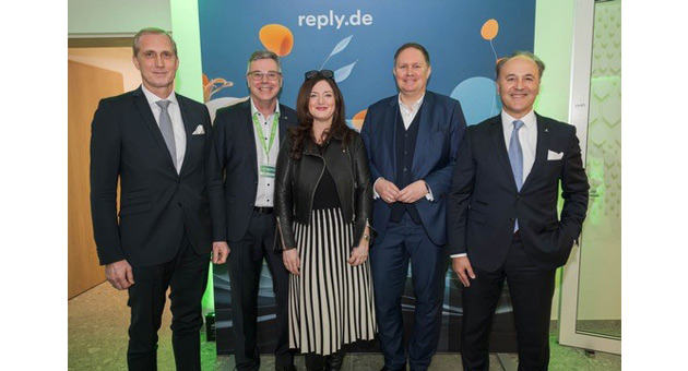 Reply bezieht neue Büro-Räume in Hamburg - Reply Executive Partner Kai Uwe Ernst, Vorstand Reply Deutschland Thomas Hartmann, CEO Reply Tatiana Rizzante, Senator für Kultur und Median Dr. Carsten Brosda sowie Vorstand Reply Deutschland Guiscardo Pin bei der Eröffnung des Hamburger Standorts (vlnr.) – Foto: Sebastian Engels