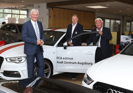 v.l. Alexander Schuhmacher, Gesamtvertriebsleiter Region Sd der Audi AG sowie Stefan Reuter und Peter Bircks, beide GF FCA (Foto: Sportfive)
