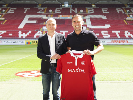 Maxda belegt das Trikot beim 1. FC Kaiserslautern - v.l. Christian Volandt, Marketingdirektor bei Maxda, und Stefan Kuntz, FCK-Vorstandsvorsitzender (Foto: Sportfive)