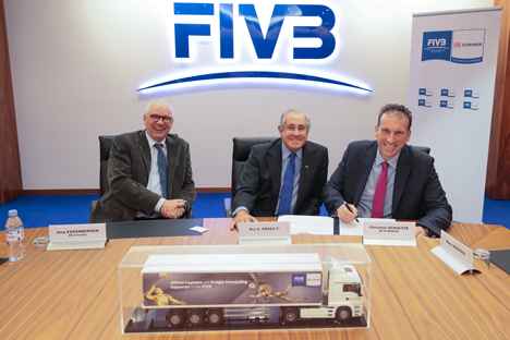 DB Schenker stützt den Volleyball-Weltverband für vier weitere Jahre - Die beiden DB Schenker-Manager Jörg Eggenberger (links) und Christian Schultze (rechts) unterzeichnen den Sponsoring-Vertrag mit dem Präsidenten des Volleyball-Weltverbandes FIVB Dr. Ary S. Graca F° – (Foto: FIVB)